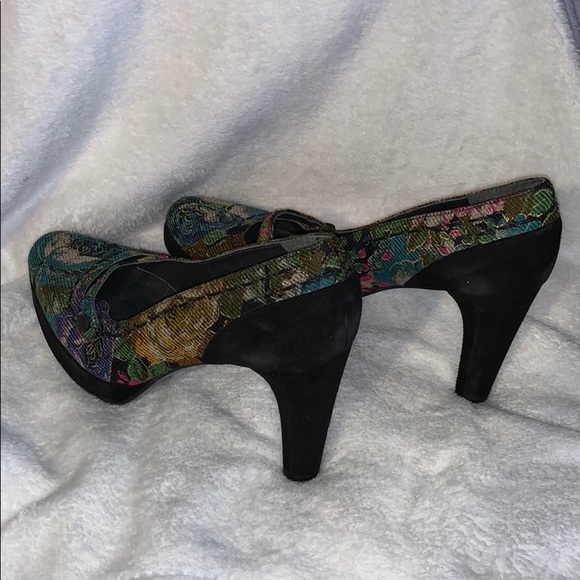 Stuart Weitzman Floral Tapestry Heels - GORGEOUS! - Picture 7 of 13